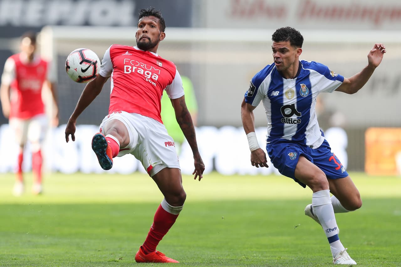Porto pudo contener la embestida de Braga para imponerse 3-2 en un resultado que lo deja como líder si Benfica no logra el triunfo en la Liga de Portugal.