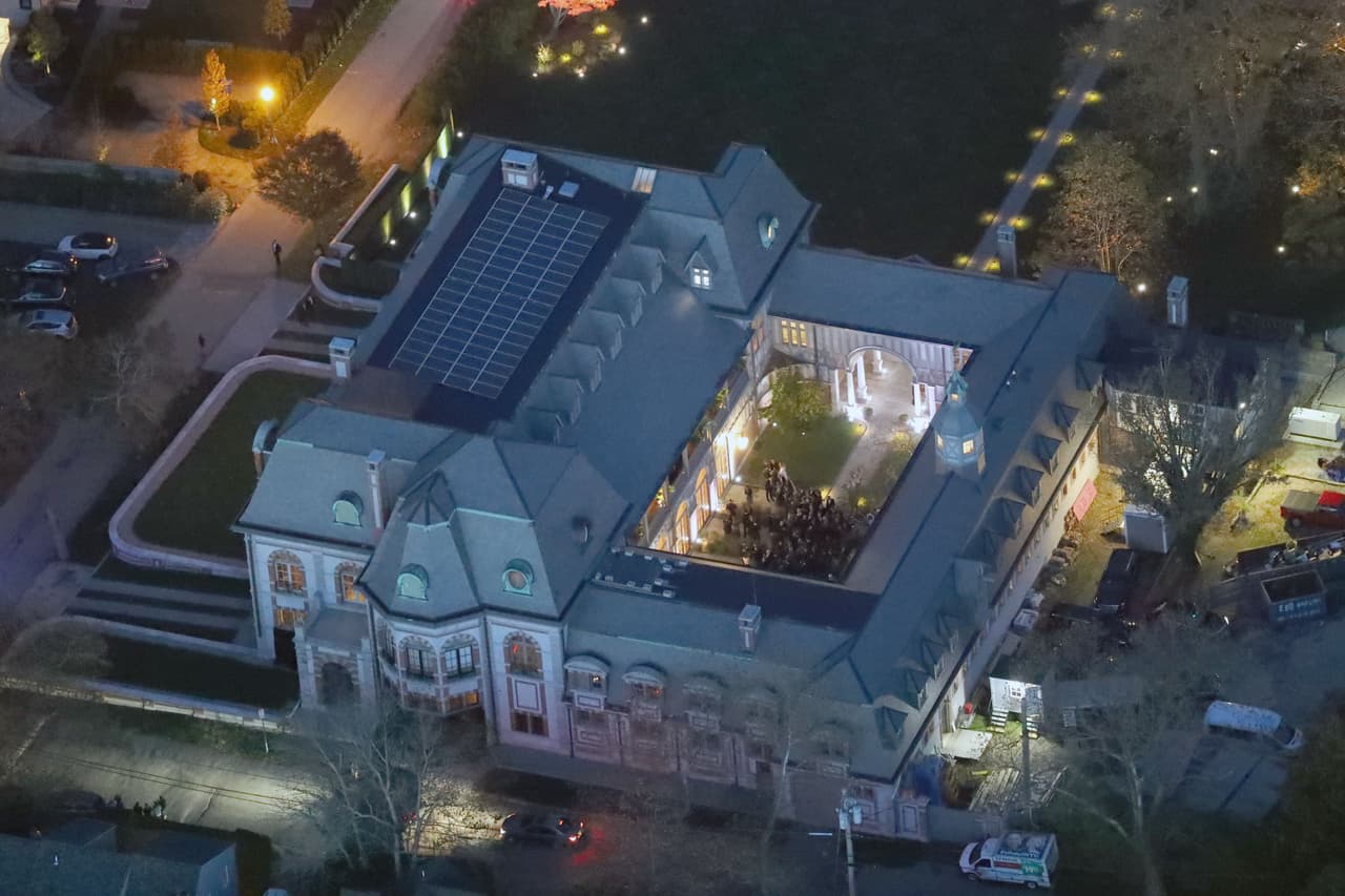 “(Los novios) esperaron hasta que todos los invitados se fueron para poder despedirse personalmente. Al final, Jen lucía feliz pero cansada y se veía impresionante en su vestido de joyas”, comentó una fuente de People.