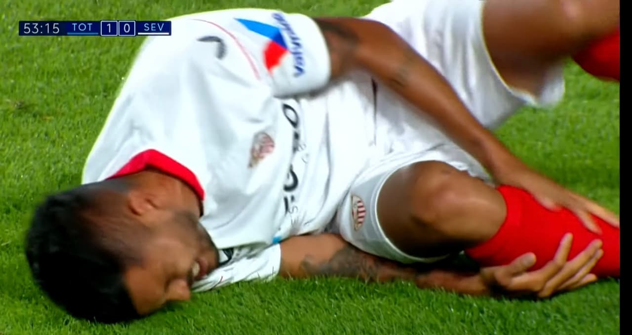 La fuerte barrida que casi lesiona al 'Tecatito' Corona en el Sevilla vs Tottenham