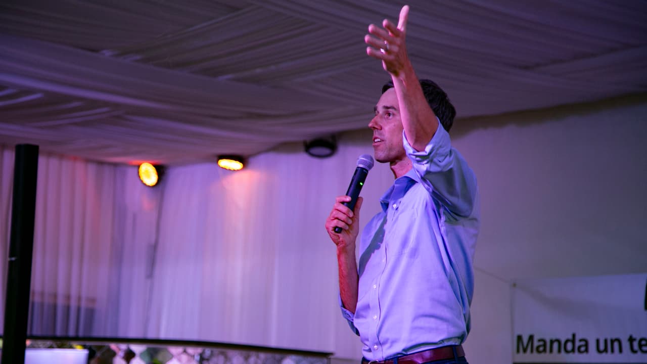 El momento en que O'Rourke dice que en Texas el proveedor más grande de servicios de salud mental es el sistema de cárceles y que esto tiene que cambiar. Sus palabras fueron parte de la respuesta a una mujer que le preguntó cómo garantizar que no se acaben las protecciones del Obamacare.