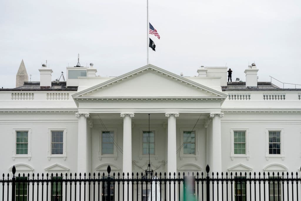 La bandera de EEUU en la Casa Blanca fue ondeada a media asta en Washington DC, como muestra de respeto por las víctimas.
