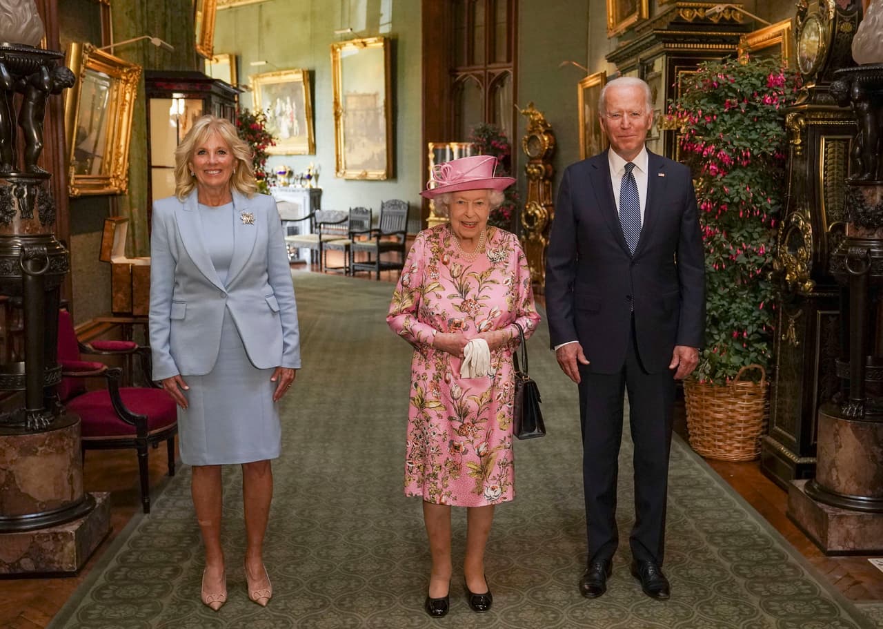 El encuentro del presidente Joe Biden e Isabel II en el castillo de Windsor. Es el presidente de EEUU número 13 en tener una reunión oficial con la reina y se une a la larga lista de líderes estadounidenses que rinden homenaje a un ícono global y una pieza viva de la historia.
<br>
<br>Biden y la reina se habían reunido al menos una vez antes, en 1982, cuando era senador por Delaware. Junto a ellos Jill Biden, la primera dama estadounidense.
<br>
