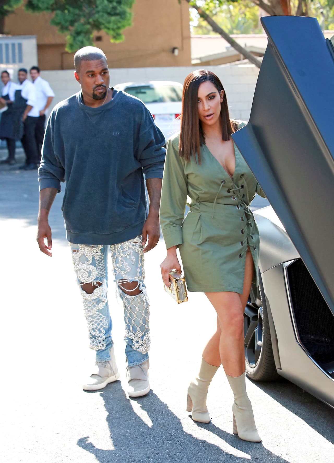 Kanye siempre al pendiente de su mujer.