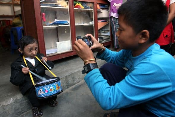 Magar fue ovacionado al recibir un certificado que lo acredita como poseedor de un récord mundial Guiness de manos del funcionario de esa organización, Marco Frigatti.