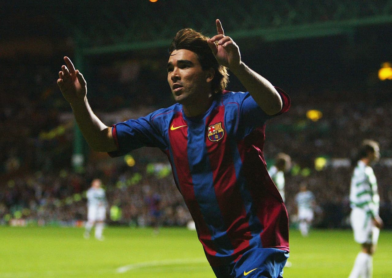 Tras deslumbrar a las órdenes de José Mourinho en Portugal, recibió numerosas ofertas pero se decantó por el Barcelona. Los azulgrana pagaron 20 millones de euros y el traspaso de Ricardo Quaresma.