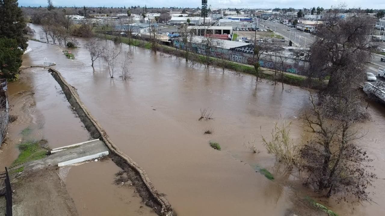 Los sacos de arena fueron insuficientes para detener el gran flujo de agua.