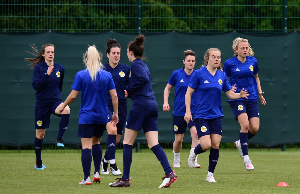 La Selección femenil de Escocia cerró su preparación para participar en su primera aventura en una Copa Mundial Femenina cuando el domingo próximo hagan su presentación en una competencia de esta envergadura ante, ni más ni menos que, Inglaterra, una nación con una gran rivalidad en el campo de fútbol sin importar la rama o la categoría. En medio de la última práctica antes de viajar a Francia algunas jugadoras participaron en una interesante sesión fotográfica.