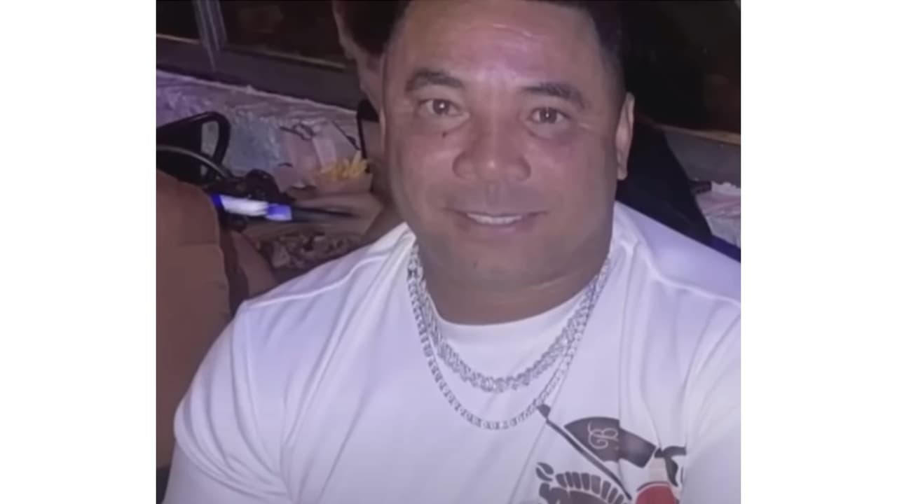 <h3 class="cms-H3-H3">La búsqueda</h3>
<br>El 7 de octubre, la Policía dijo que buscaban a 
<a href="https://www.univision.com/local/miami-wltv/que-se-sabe-cantante-el-taiger-hallado-baleado-dentro-carro-miami?ppp" target="_blank">una persona de interés en el caso de "El Taiger", </a>aquí mencionaron por primera vez a 
<b>Damian Valdez-Galloso</b>, de 49 años. Él estaba siendo buscado para ser interrogado y aquí la policía descartó la versión de suicidio. 
<br>