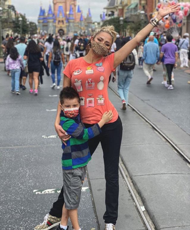 "Para nada, para nada", dijo de manera tajante, "gracias a Dios que me va muy bien, no necesitamos nada, si en algún momento él 
<b><a href="https://www.univision.com/musica/el-show-de-raul-brindis/cuando-lo-conoci-ya-no-tenia-dinero-cristina-eustace-sobre-esteban-loaiza-video" target="_blank">no tuvo esa responsabilidad cuando eran 170 dólares</a></b> al mes, ahorita menos". 
<br>