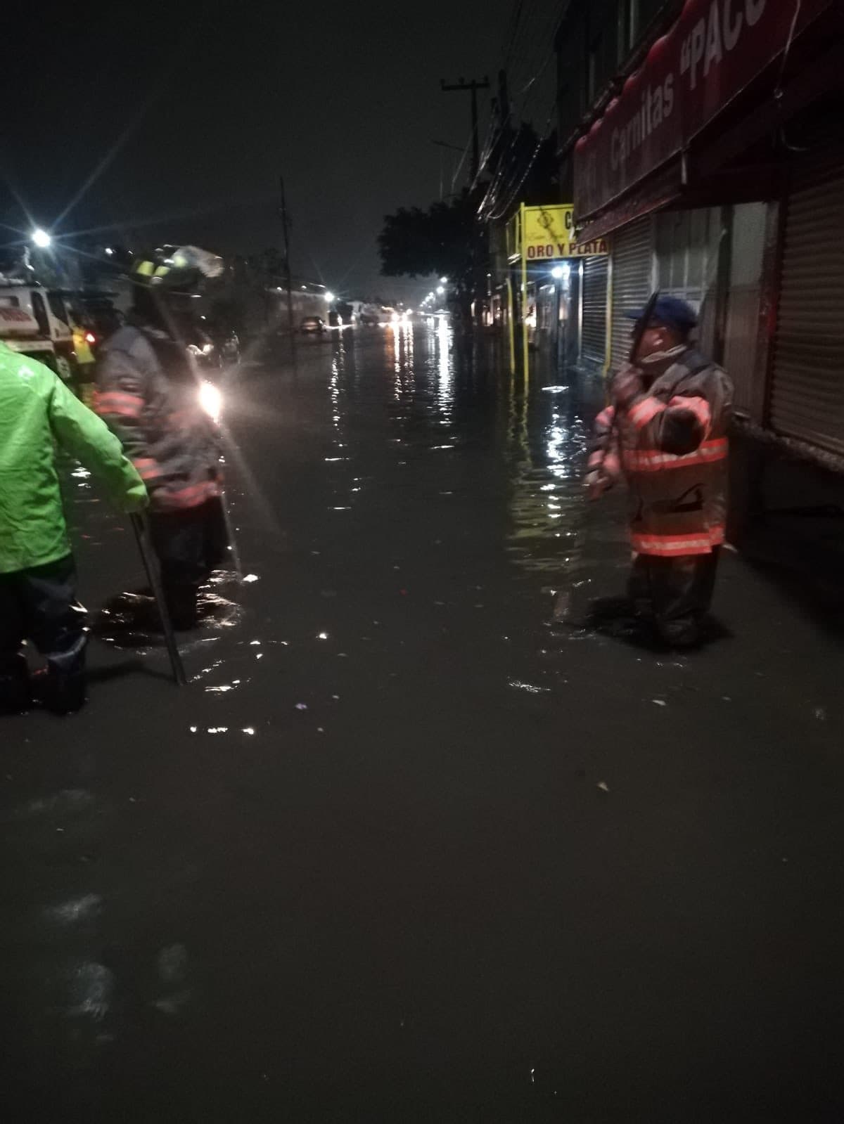 "Las intensas lluvias de esta tarde provocaron inundaciones y afectaciones en vialidades de Ecatepec. La Policía realiza trabajos de auxilio a la ciudadanía", apuntó en Twitter la Secretaría de Seguridad del Estado de México.