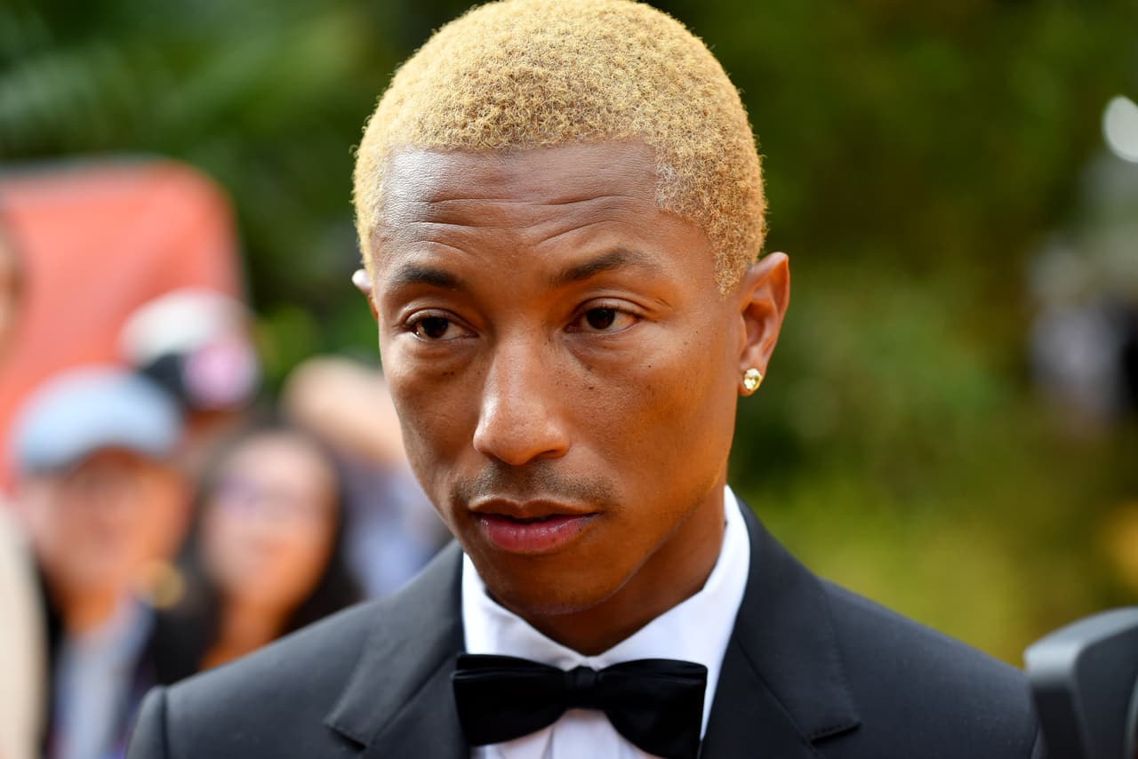<b>Pharrell Williams</b>. El motivador y energético tema ‘Happy’ (‘Feliz’, en español) se reprodujo en un mitin de Trump horas después del tiroteo en una sinagoga de Pittsburgh en octubre de 2018. Inmediatamente el autor envió a la Casa Blanca a través de su abogado un aviso de ‘cese y desistimiento’ de ese y todos sus temas, una figura legal para evitar el uso no autorizado de sus obras, según
<a href="https://www.hollywoodreporter.com/thr-esq/pharrell-williams-sends-trump-legal-threat-letter-playing-happy-synagogue-shooting-1156155"><u>The Hollywood Reporter</u></a>. Williams “no ha dado ni dará” permiso a Trump para usar su música, decía el mensaje. “No hubo nada 'feliz' sobre la tragedia del sábado y no se otorgó permiso para el uso de esta canción”, agregó el abogado.