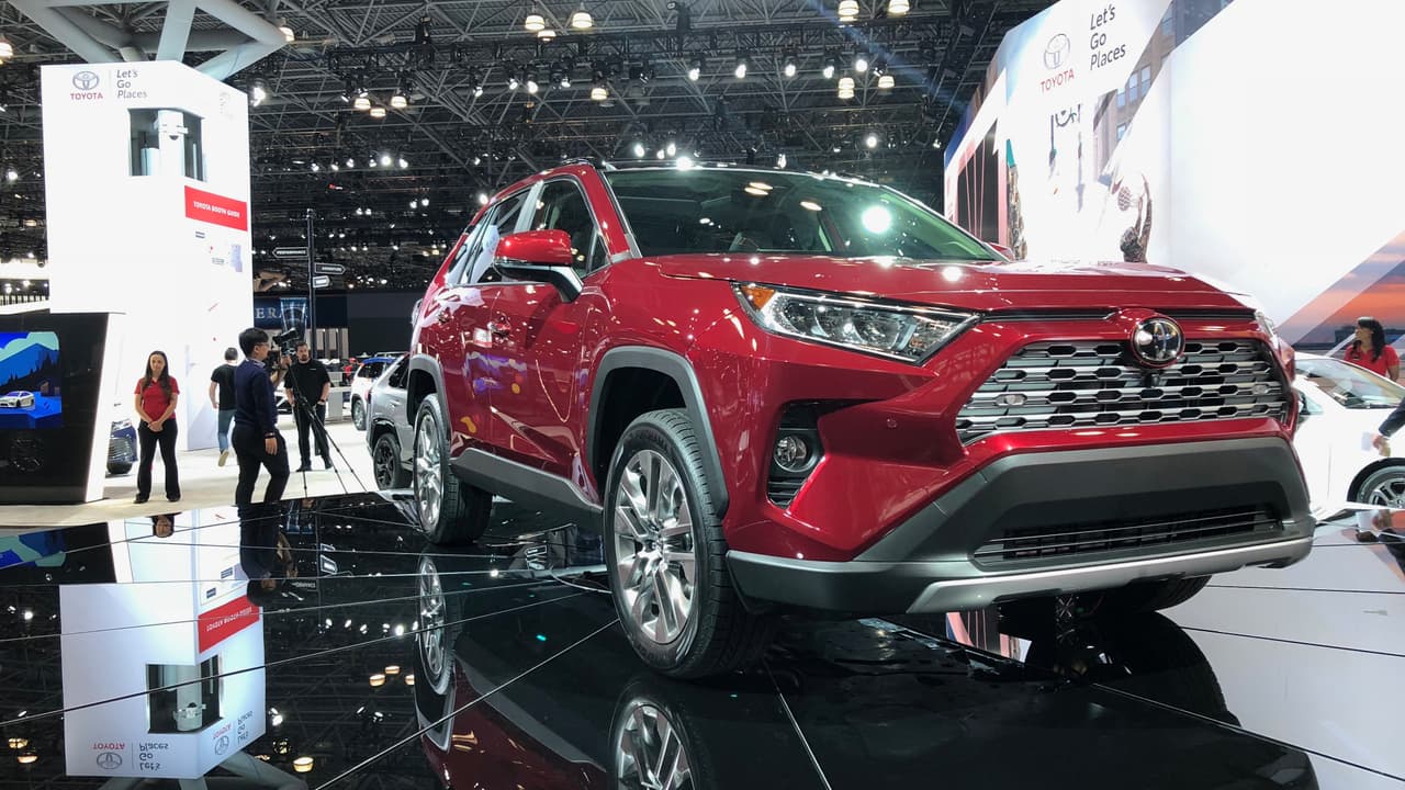 <h3 class="cms-h3-H3">Buena: Toyota RAV4 2019</h3>
<br>
<br>Toyota mostro la sustituta del modelo más vendido en Estados Unidos (excluyendo pickups). Se trata de la
<b><a href="La Toyota RAV4 debutó en Nueva York mostrando la personalidad que nunca antes tuvo" target="_blank"> Toyota RAV4</a></b>, totalmente nueva para 2019. Entre las peculiaridades de la nueva línea RAV4 conseguimos que por primera vez el modelo híbrido será el más poderoso de la línea, así como una nueva versión Adventure que le pidió la cara prestada a la Toyota Tacoma.