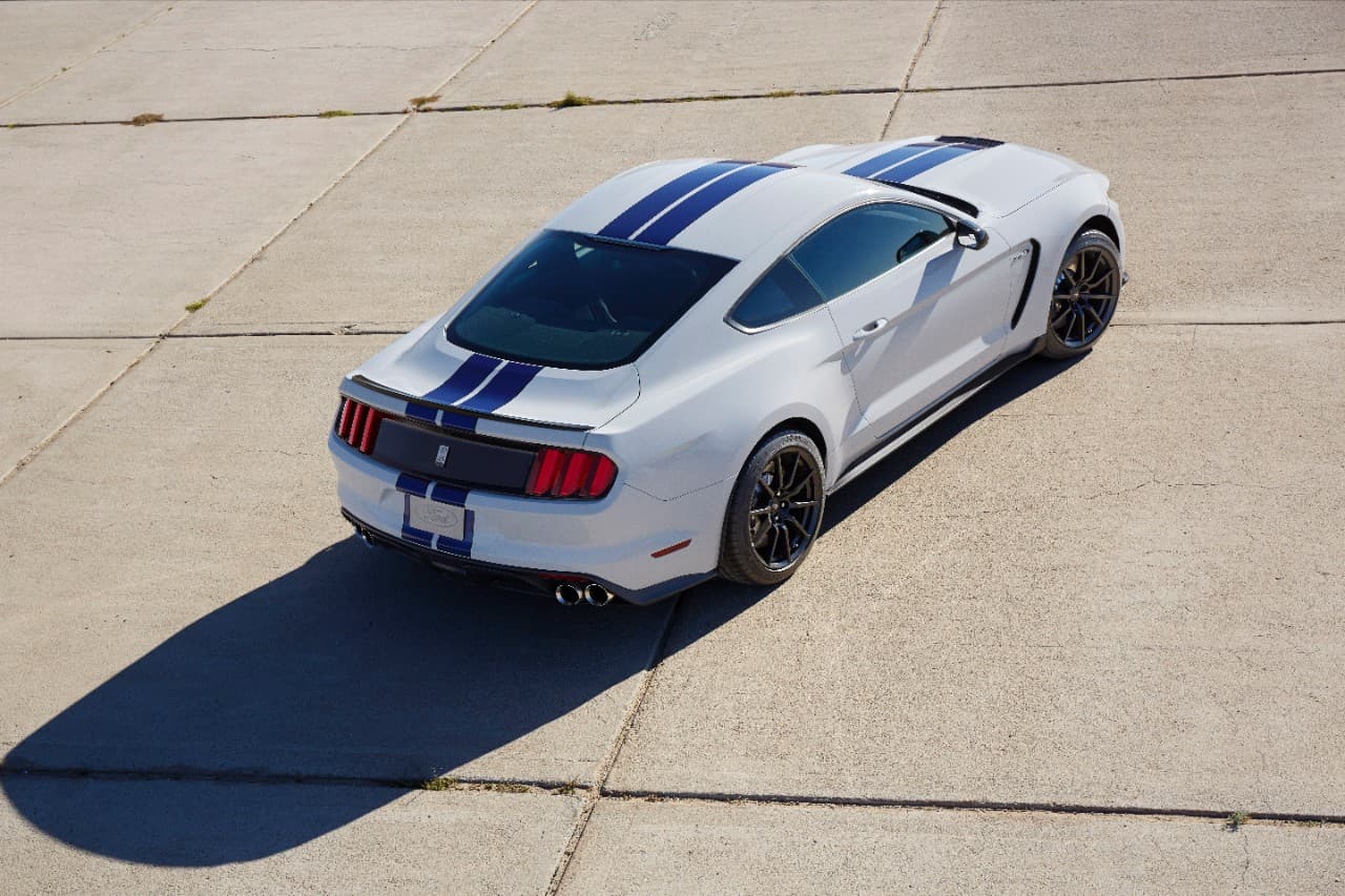 El 
<b>Mustang Shelby GT350</b> posee 
<b>tres variantes de motor</b>: 
<b>un V8 de 5.2 litros</b> derivado del Mustang GT, con 400 libras-pie de torque y 
<b>435 caballos de fuerza</b>, un 
<b>V6 de 3.7 litros y 300 caballos de fuerza</b>, y un más sencillo 
<b>EcoBoost de 2.3 litros.</b>