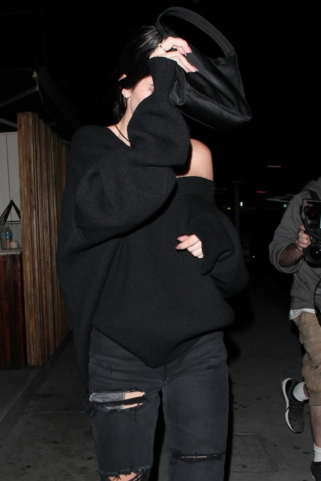 El joven de 19 años hizo referencia a la supuesta razón por la que Simmons decidió dejar a Tinashe: ella estaba haciendo “
<b>Kardashian sh**t</b>” al hacerlo “
<b>todo público</b>”. Al parecer es consistente con la discreción.