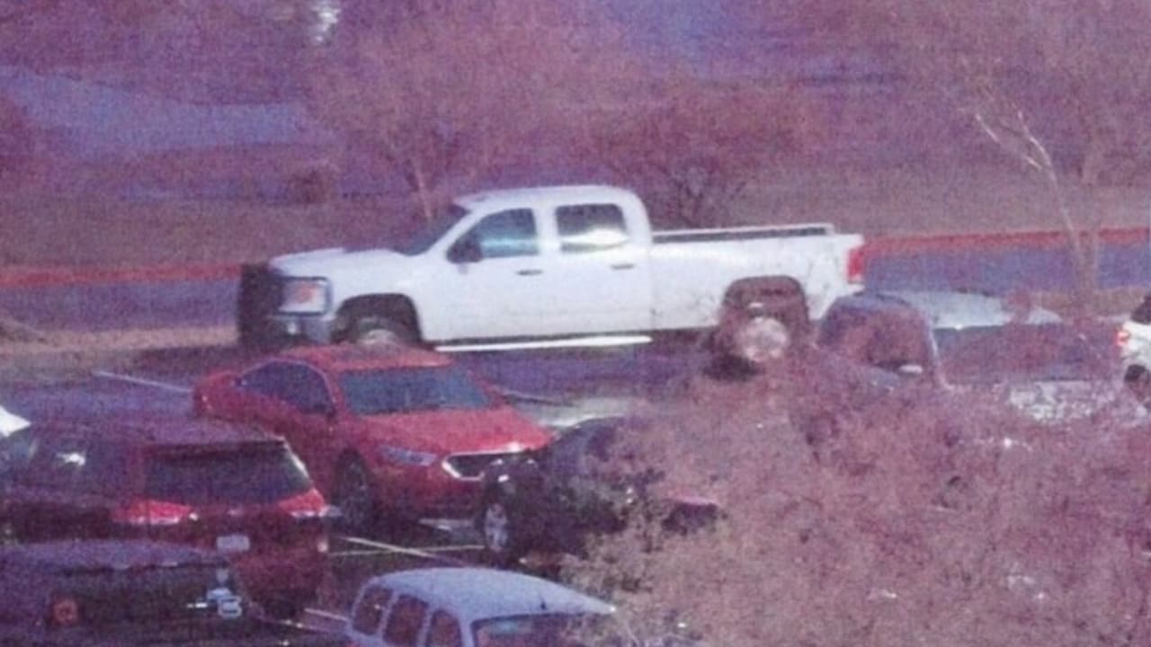 Las autoridades piden a la ciudadanía que, quien tenga información de la camioneta blanca o de la persona que la conduce, llame al FBI al 1-800-225-5324 o envíe cualquier dato a
<b>tips.fbi.gov</b>.