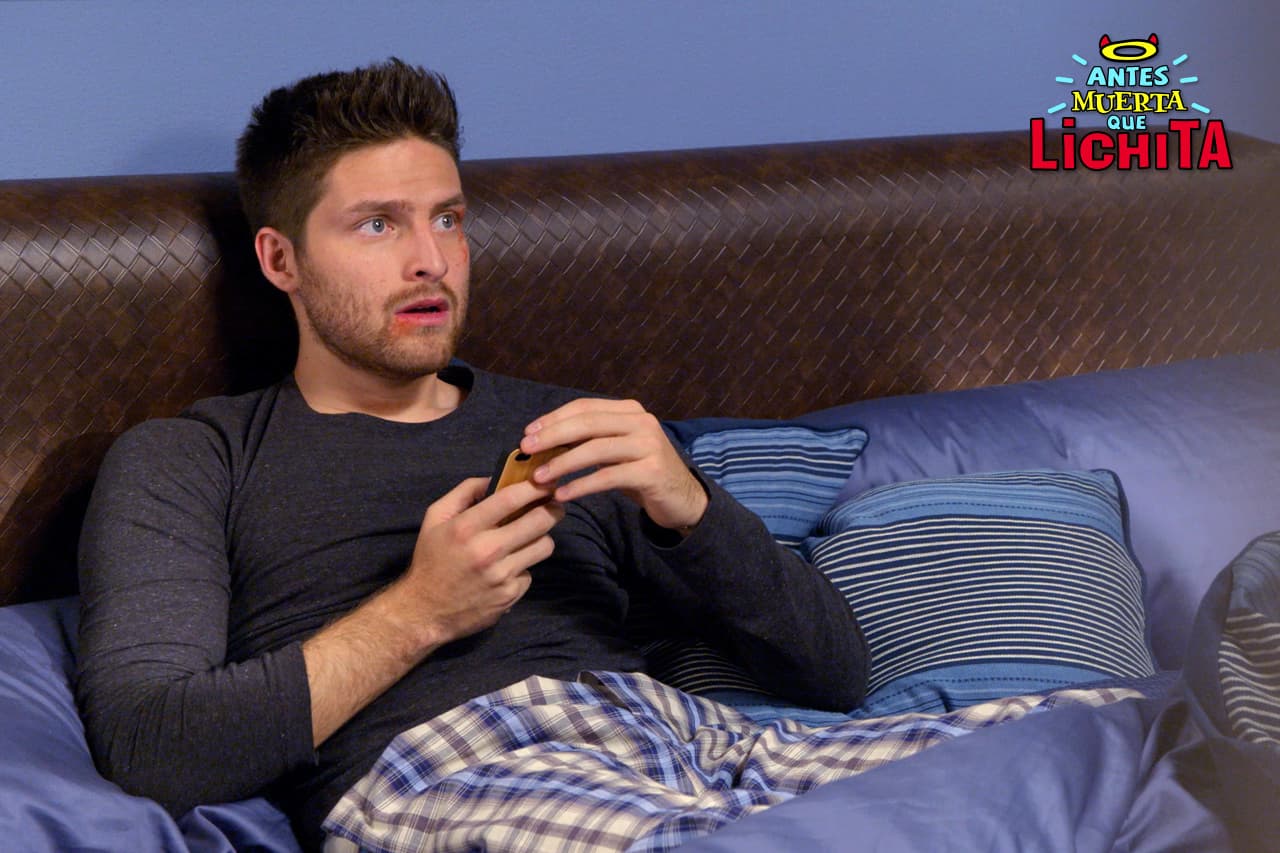 Un misterioso hombre intenta chantajear a Alex a través de mensajes de texto, lo amenaza con revelarle a todos que es gay.