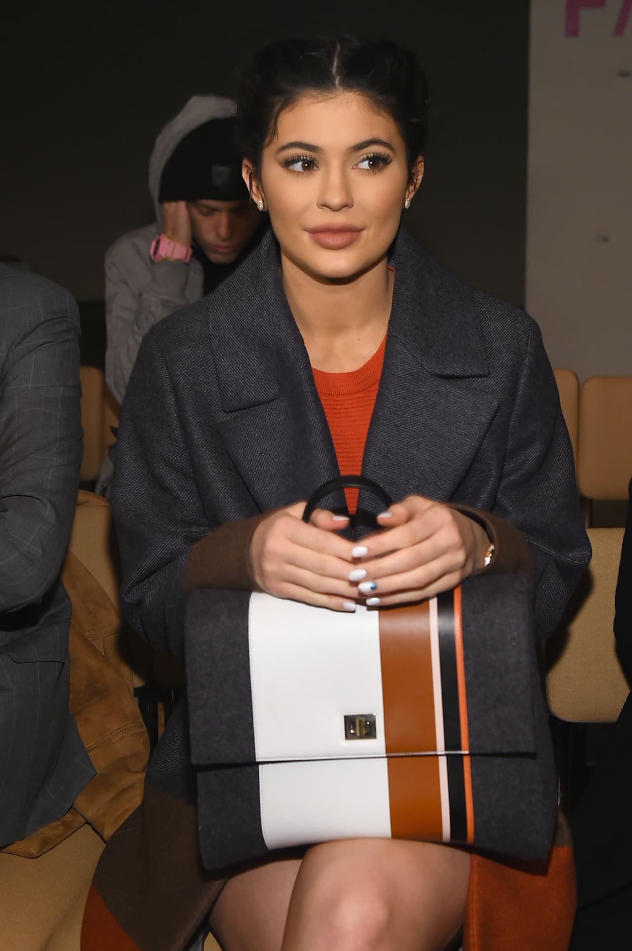 Jenner complementó el atuendo con trenzas francesas y un portafolio de la misma casa de diseño.