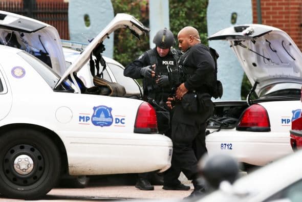 Dos policías de Metro DC se ponen sus equipos al responder a un tiroteo en que alberga el Comando de la Marina de Guerra de Estados Unidos. Un hospital indica que tiene tres heridos graves, pero que están dando declaraciones.