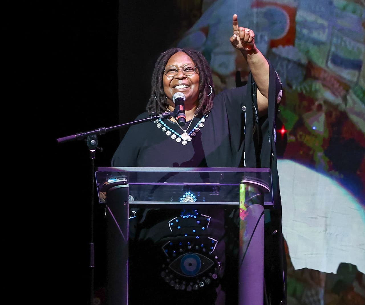 Además de ser actriz y cantante, Whoopi Goldberg también ha destacado como guionista, escritora, presentadora de televisión, productora y activista política. Es de las pocas personas en el mundo que ha ganado los cuatro premios más importantes del mundo del entretenimiento, que se engloban en el acrónimo EGOT (Emmy, Grammy, Óscar y Tony).