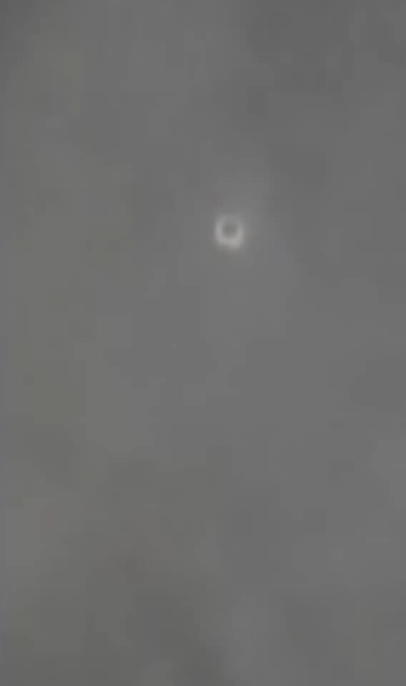A pesar de la nubosidad que fue generalizada en todo Texas, en algunas ciudades, el viento se llevó los bancos de nubes durante momentos que permitieron un asomo del eclipse.