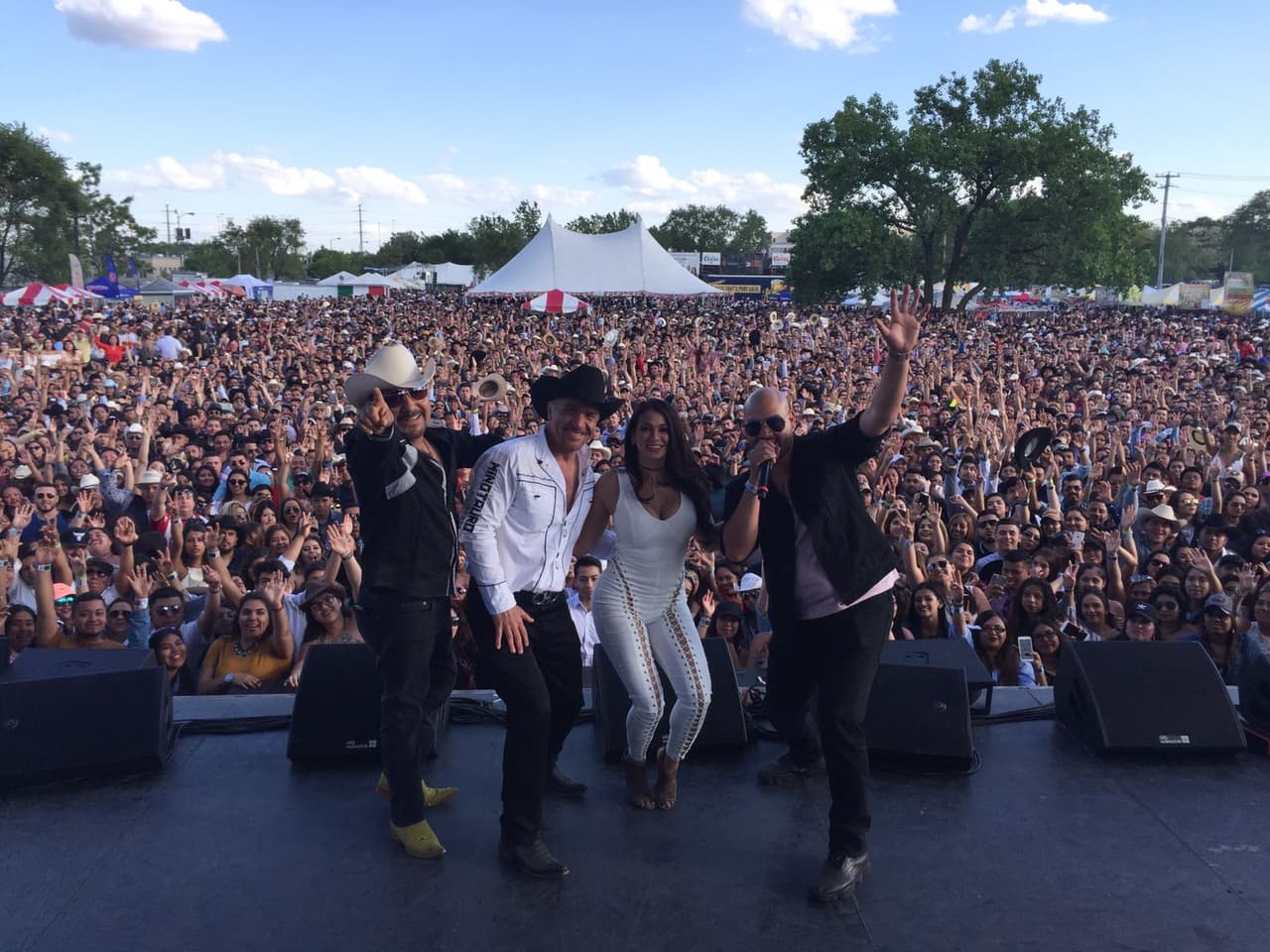 Para Raúl 'El Pelón', Carla Medrano y El Feo será muy difícil borrar de sus mentes lo vivido en la ciudad de los vientos después de este gran evento al lado de La Arrolladora Banda El Limón, Gerardo Ortiz, Calibre 50 y más.