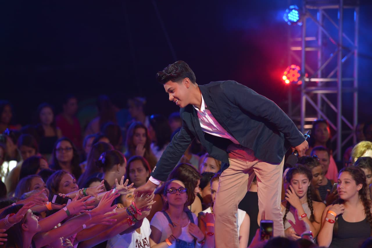 Ya es un cantante famoso en su iglesia y ahora probará suerte para ser parte del próximo fenómeno musical.