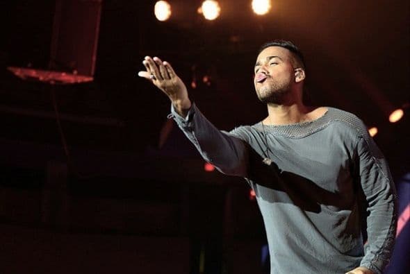 Cuando vayas a un concierto de Romeo Santos, ten por seguro que llevarás uno de sus ricos besos, si no, mira las fotos...