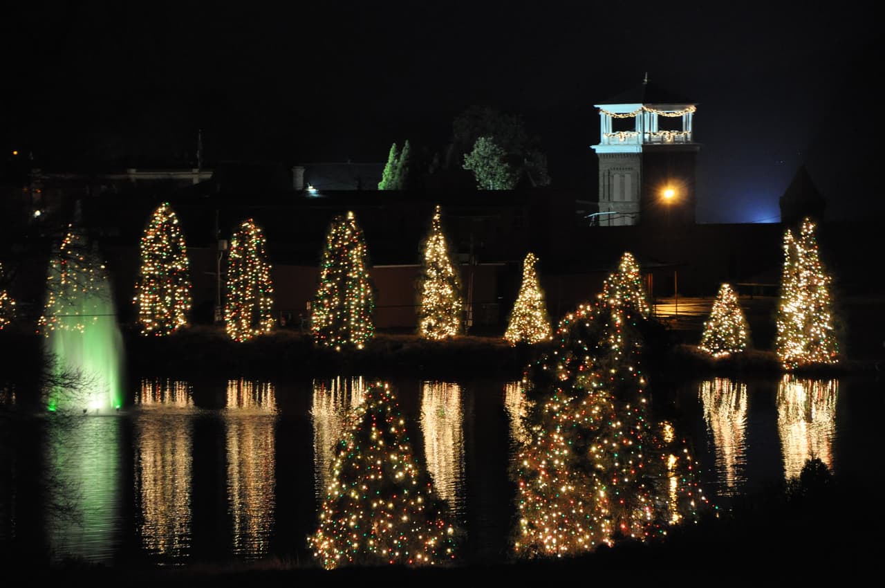 <b>McAdenville</b>
<br>
<b>Sitio web</b>:
<a href="https://www.mcadenville-christmastown.com/">https://www.mcadenville-christmastown.com/</a>
<br>
<b><a href="https://maps.app.goo.gl/TbNxzYm8WYDjVCkMA">Cómo llegar</a> </b>
<br>
<br>A la ciudad se le conoce como "Christmas Town U.S.A." y recibe visitantes de todo el país. Cada año, los residentes de McAdenville convierten su pequeña ciudad en un brillante escenario navideño que se extiende a lo largo de 1.3 millas e incluye más de 500.000 luces de colores.