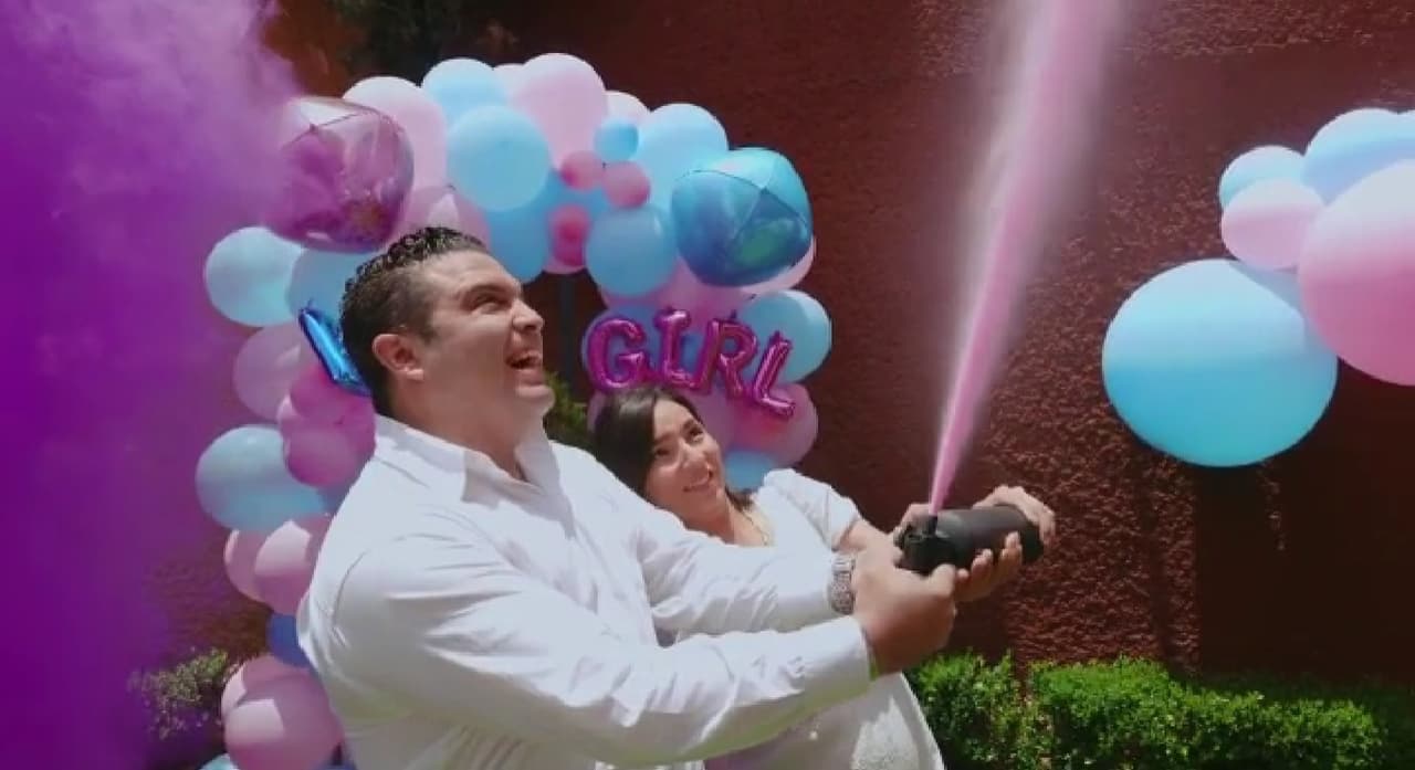 Tras ver que el humo aparecía de color rosa, lo que significa que próximamente tendrán una niña, la feliz pareja celebró al lado de sus seres queridos. 
<br>