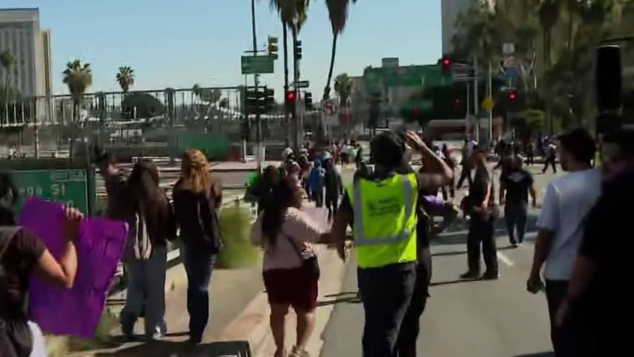 Estudiantes salen de clases para protestar contra operativos de ICE en Los Ángeles