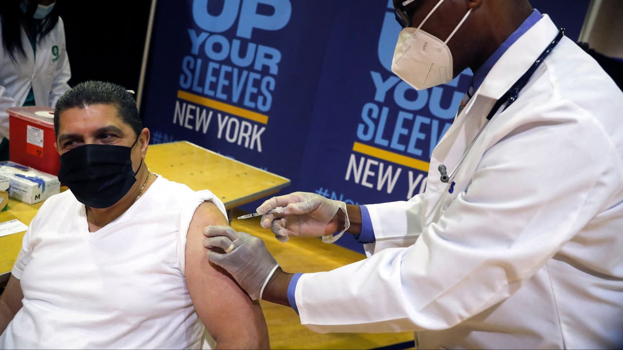 Menos personas se están vacunando contra el covid-19 en Nueva York, ¿a qué se debe?