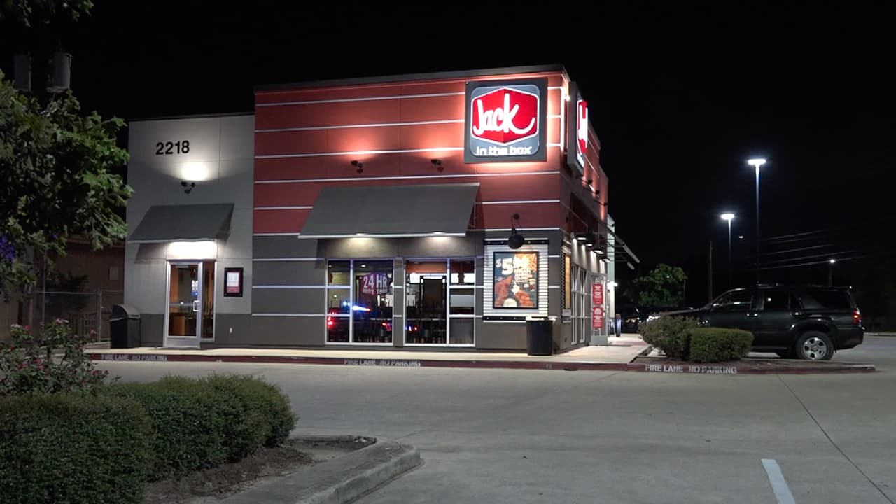 El hombre salió huyendo del lugar. La mujer se encuentra bien y las autoridades investigan el caso.