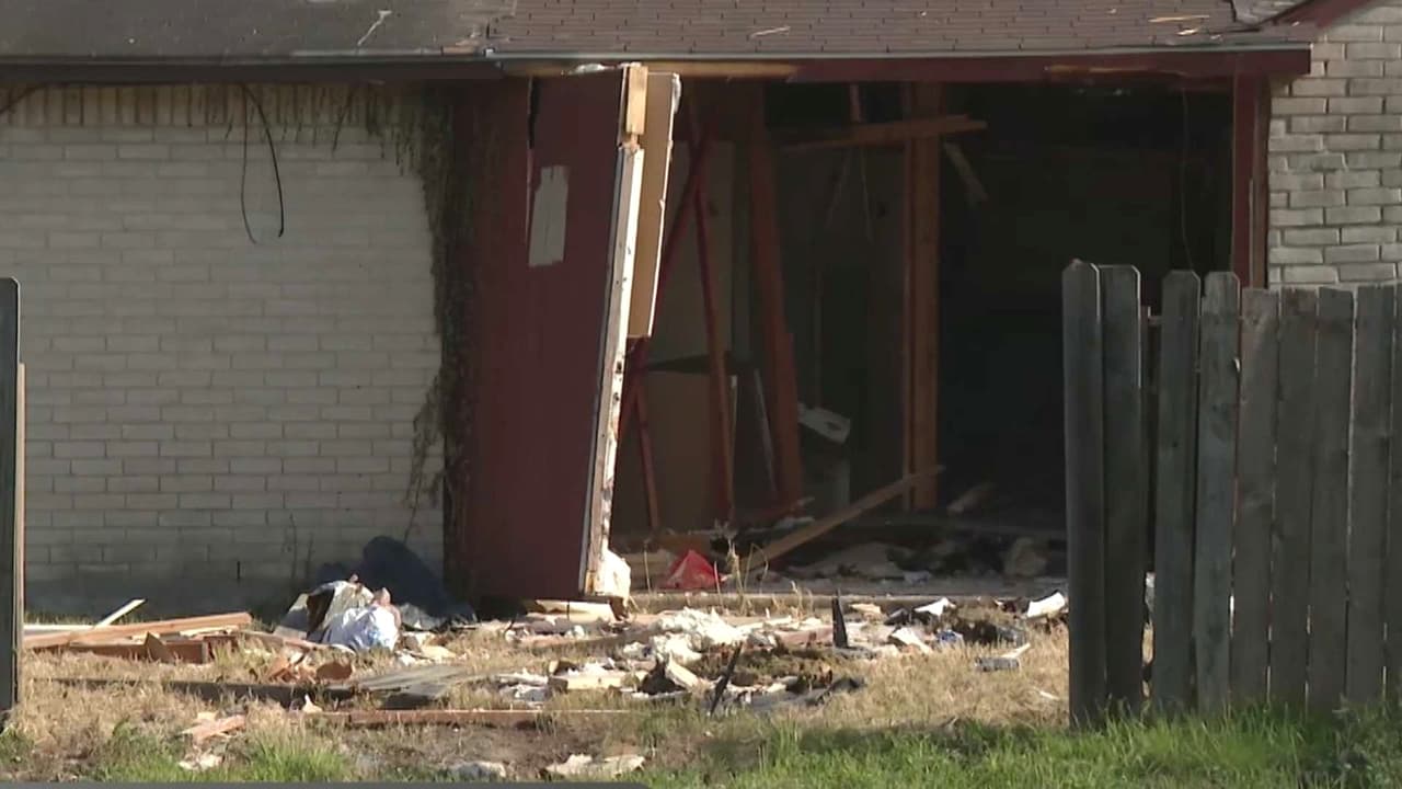 Auto se estrella contra vivienda en el este de Houston; reportan daños mayores
