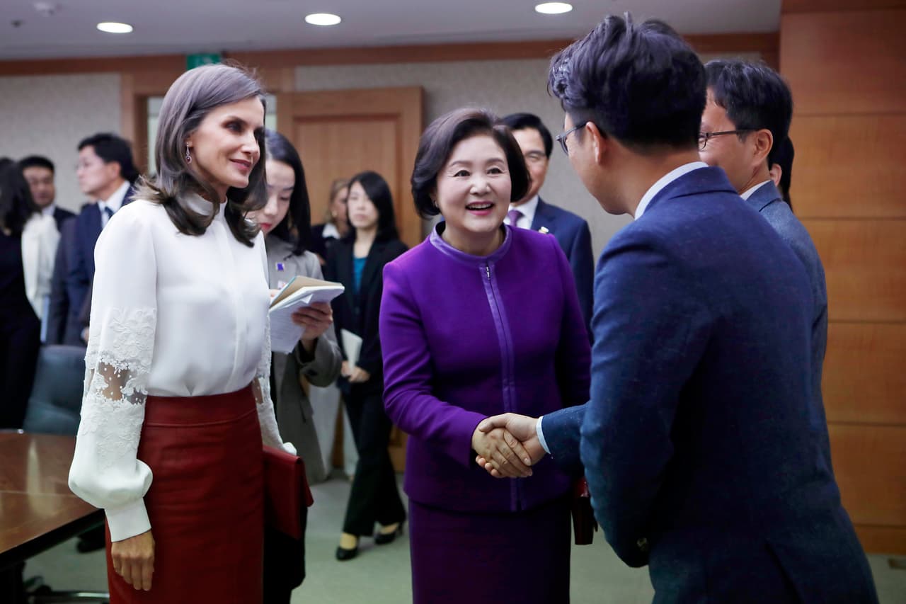 La falda es parte de la colección de la 
<b><a href="https://www.hugoboss.com/regular-fit-pencil-skirt-in-lambskin/hbeu50405318_603.html?cgid=11200" target="_blank">línea femenina</a></b> de Hugo Boss y 
<b><a href="https://www.saksfifthavenue.com/boss-selrita-lamb-leather-pencil-skirt/product/0400011560275?site_refer=CSE_GGLPLA:Womens_Clothing:BOSS&CSE_CID=G_Saks_PLA_US_Women%27s+Apparel:Skirts&gclid=CjwKCAjwusrtBRBmEiwAGBPgE85iPf-XCosKzAX-_nTafqXmyjXsXXdCpcUcjOBHvReVORDcLech0hoCHNEQAvD_BwE&gclsrc=aw.ds" target="_blank">tiene un costo</a></b> de 595 dólares.