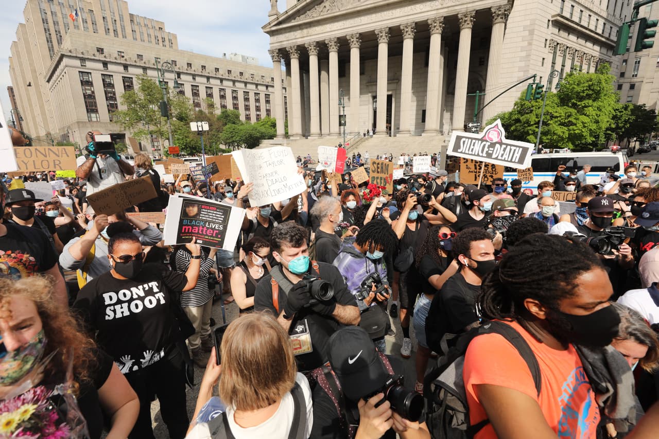 En Manhattan, cientos de manifestantes se agruparon en Foley Square. Aunque esta protesta fue más tranquila, los presentes levantaron sus voces pidiendo justicia por la muerte de George Floyd.