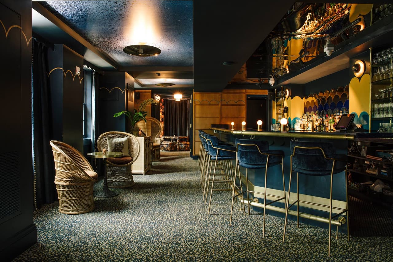 <b><a href="https://www.hotelclermont.com/?gclid=Cj0KCQiAjJOQBhCkARIsAEKMtO1Pzrl8gN6a_pV-5qvUqjgjz763lyaFAYhfS8yQf3Rbf_Xfrb3rhWQaAkP4EALw_wcB&gclsrc=aw.ds" target="_blank">Lugar número 2: Hotel Clermont</a></b>. En el epicentro de Atlanta, Midtown y de los distritos históricos de Old Fourth Ward, este hotel boutique ofrece servicio completo con 94 habitaciones y establecimientos de comidas y bebidas.