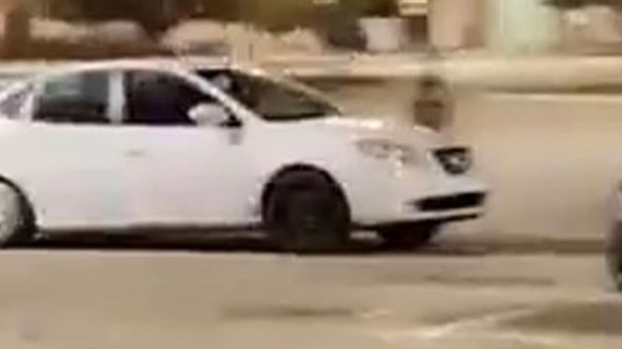 El oficial sufrió esguinces una de sus muñecas, mano y antebrazo.