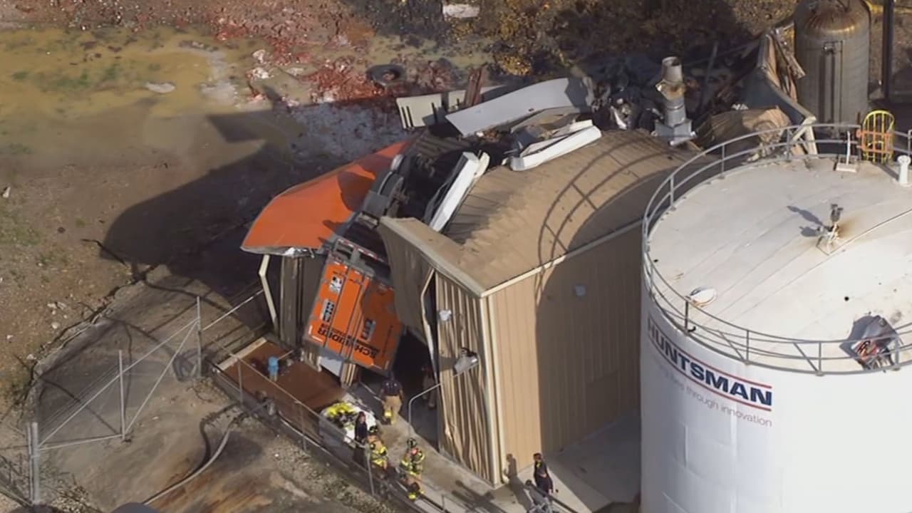 Toda el área del accidente fue asegurada y se le notificó al personal de la zona industrial para garantizar que si había algún material tóxico en la escena se limpiara de inmediato y así evitar posibles amenazas para la comunidad.