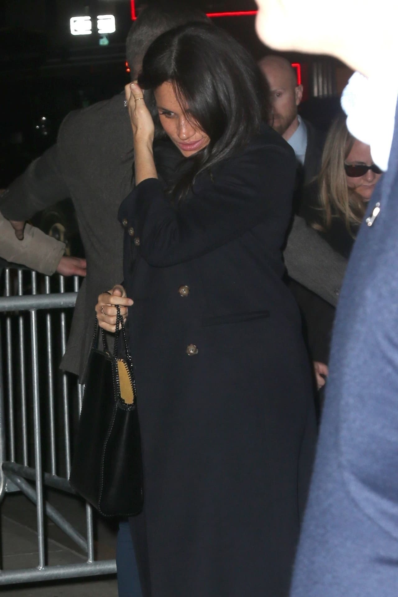 La Oficina de Inteligencia y Análisis de Amenazas de EEUU dijo que la posibilidad de tal ataque contra la duquesa era baja, pero no descartó la probabilidad de acoso por parte de una 
<b>"persona emocionalmente perturbada".</b>