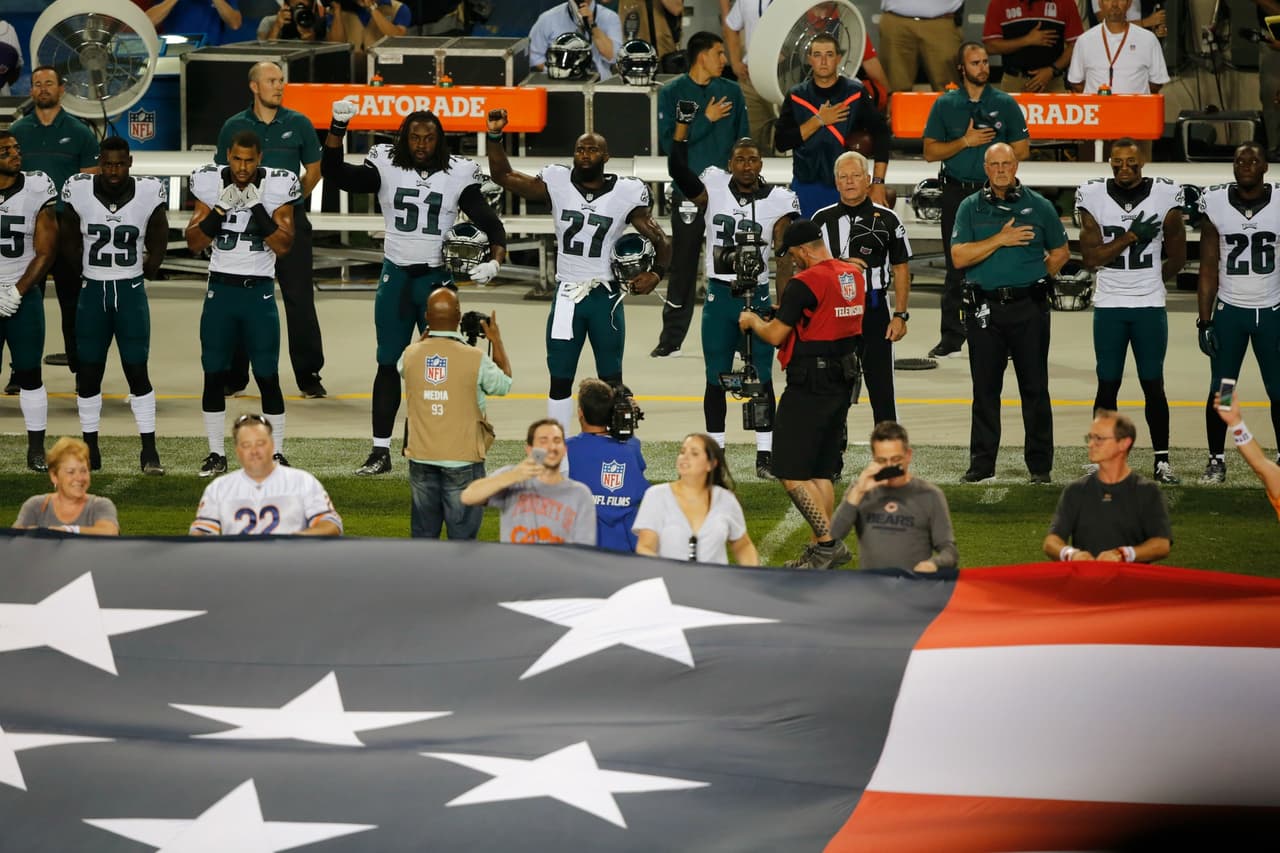 El trío de jugadores mostraron su incorfomidad ante la injusticia racial de este modo.