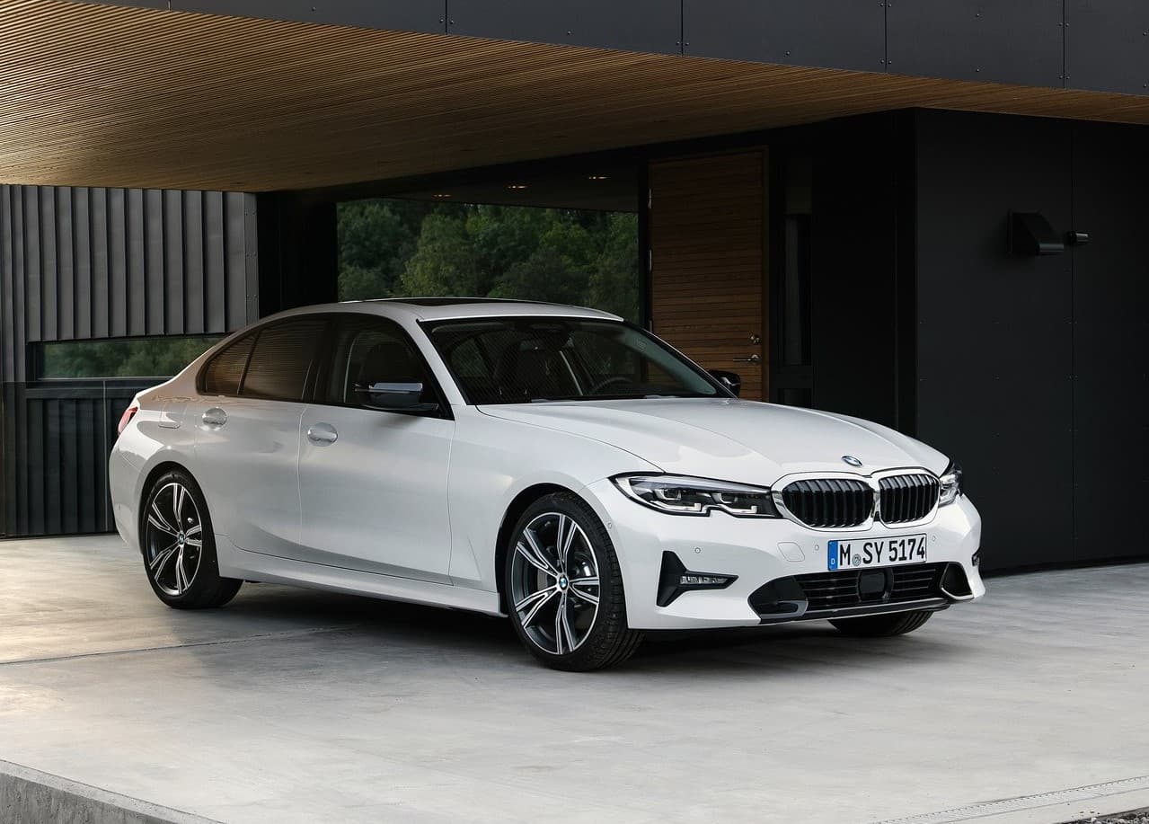 <h3 class="cms-H3-H3"><b>2do. lugar en el segmento de los sedanes compactos de lujo</b></h3>
<br>
<br>
<u><b>BMW 3 Series</b></u>
<br>
<br>
<b>Puntaje general: </b>8.3 de 10
<br>
<b>Calificación de seguridad promedio de la NHTSA: </b>5.0 de 5.0