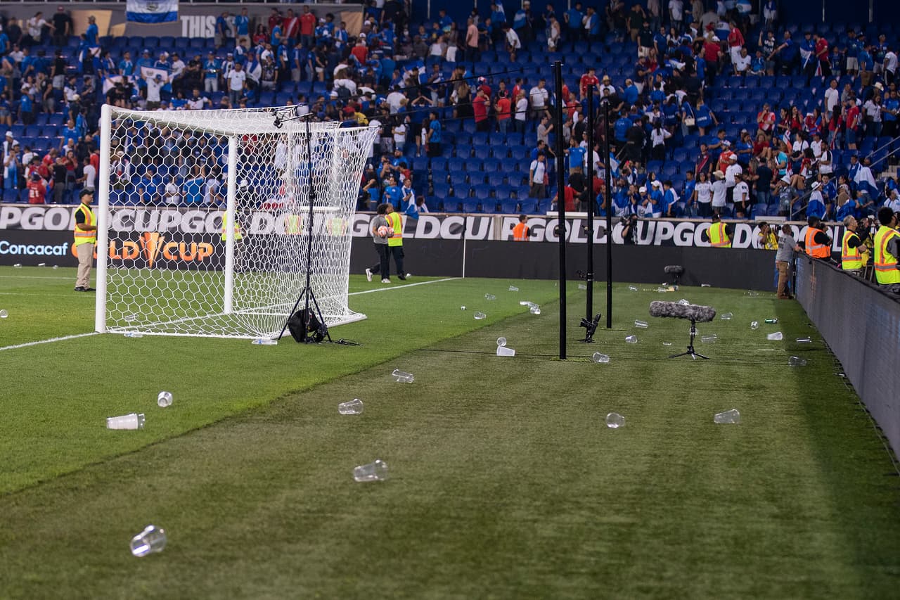 Decenas de vasos fueron lanzados al campo de juego.
