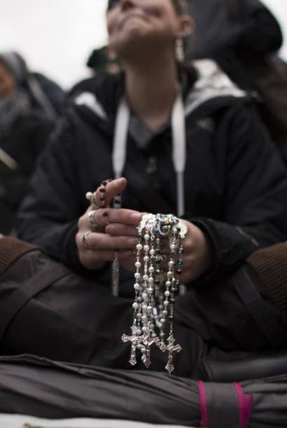 En estos términos se refirió una joven siciliana, Roberta Santigati, perteneciente al grupo juvenil católico Padre Pío que portaba una de las pancartas más grandes de las que llegaron durante toda la mañana al Vaticano con un curioso lema: "Benedicto XVI de nuevo".