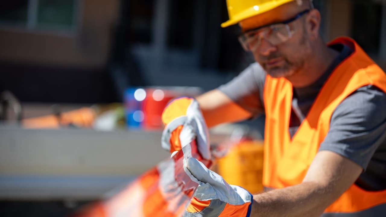 <h3 class="cms-H3-H3">Personas trabajadoras independientes (PTI): la modalidad pensada para mexicanos en el extranjero</h3> Es la vía
<b>más clara para quienes residen fuera del país</b>. Permite
<b>registrarse sin necesidad de patrón y empezar a cotizar de inmediato</b>. Con esta modalidad obtienes los cinco seguros del régimen obligatorio:
<b> salud, maternidad, riesgos de trabajo, invalidez y vida, además de retiro, cesantía y vejez. </b>
<br>Y lo mejor, puedes dar de alta a tus beneficiarios directos:
<b>esposo o esposa, hijos y padres. </b>
<br>El trámite es digital: desde
<a href="https://www.imss.gob.mx/imssdigital" target="_blank">el portal del IMSS (haz clic aquí) </a>ingresas tu CURP, datos de contacto y eliges la base de cotización.
<a href="https://www.imss.gob.mx/contacto" target="_blank">Para más información de contacto, haz clic aquí</a>.
<br>Esa elección es crucial:
<b>de ella depende el monto de la cuota y también el nivel de cobertura. </b>
<br>Tras pagar, se generan comprobantes y se habilita el registro de beneficiarios. El IMSS lo reconoce como un mecanismo activo para que los trabajadores en el extranjero mantengan sus derechos y sigan aportando semanas
<b>sin tener que regresar físicamente a México.</b>