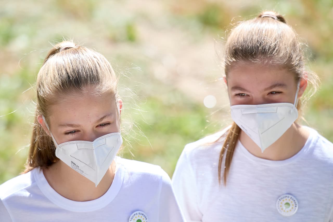 A la princesa y a la infanta se
<b><a href="https://www.univision.com/famosos/la-princesa-leonor-se-compromete-a-servir-a-espana-con-entrega-y-esfuerzo-en-su-primer-discurso-publico-video" target="_blank">les vio con un look campirano </a></b>muy similar y poco usual en ellas: jeans, camiseta blanca y botas de montaña. Generalmente se les ve con vestidos y de manera más formal.
<br>