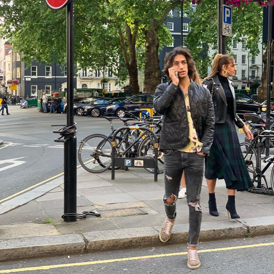 En esta imagen, vemos como Lorencito cruza la calle custodiado por su madre.