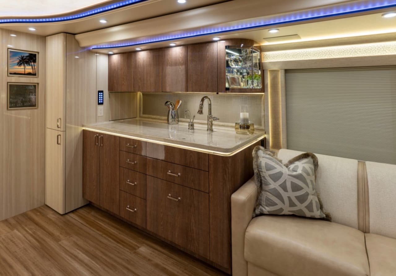 Tiene amplias cajoneras y muebles para la alacena.