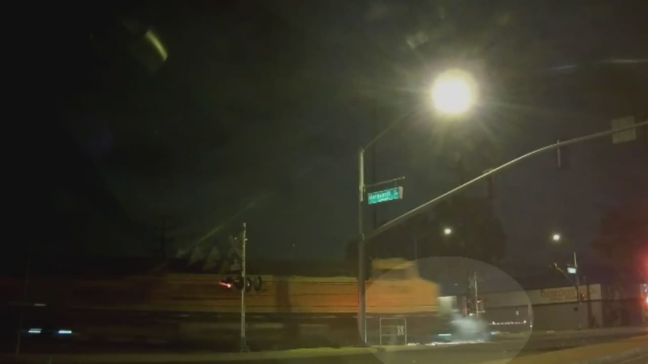 Una mujer logró escaparse antes de que su auto fuera arrollado por un tren en Los Ángeles