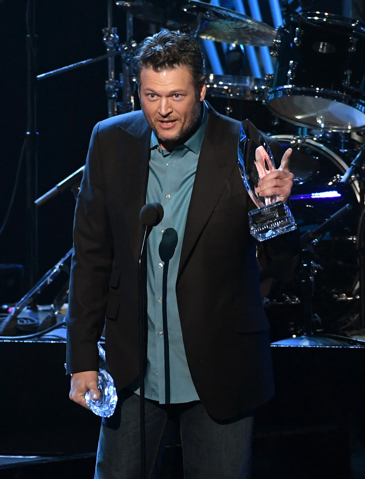 Shelton agradeció a su "date", la más bella de la noche, Gwen Stefani, quien estaba muy sonriente desde el público.