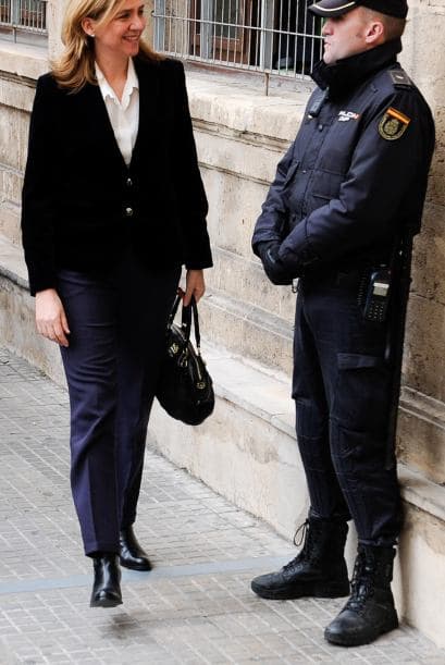 La infanta Cristina explicó durante seis horas y media de declaración judicial por el caso Nóos que se desentendió de la gestión de Aizoon, la empresa que creó al 50 % con Iñaki Urdangarin, porque confiaba plenamente en su marido, informaron fuentes jurídicas. La infanta se desligó de la administración de la sociedad familiar y aseguró que no participó en ninguna actividad del Instituto Nóos, la entidad a través de la cual Urdangarin presuntamente malversó fondos públicos. Durante el detallado interrogatorio de Castro, el primer juez que ha imputado a un miembro de la Familia Real española, la infanta admitió que hizo gastos personales con la tarjeta de crédito de Aizoon, porque entendía que no era ilegal y ha detallado que dispone de tres o cuatro tarjetas de esa clase, negando que ella o su marido tengan ninguna cuenta en paraísos fiscales y que el motivo de su presencia en la empresa que compartía con su marido fuese actuar de escudo ante Hacienda, algo que hubiera rechazado por principios. También aseguró que cuando el asesor del Rey José Manuel Romero le pidió en 2006 a Urdangarin que abandonara el Instituto Nóos, ella entendió que se trataba de evitar la mala imagen que podía acarrear que la entidad se viera envuelta en polémicas políticas, pero no pensó que su marido hiciera nada ilícito. Ella dijo que los 1,2 millones de euros que recibió de su padre para la compra de la casa del matrimonio en la ciudad de Barcelona son un préstamo que está devolviendo poco a poco.